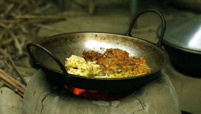 clay stove, cooking in clay stove, মাটির চুলায় রান্না, গ্রাম বাংলার রান্নার কৌশল, মাটির চুলায় রান্নাবাটি